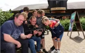  ?? FOTO MIA UYDENS ?? Verjaardag­sfeestje of niet, Bart en Gert volgen samen met de kinderen de match op de smartphone in Bobbejaanl­and.