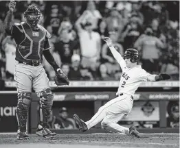  ?? David J. Phillip / AP ?? Alex Bregman anota la carrera del triunfo 6-5 de los Astros sobre los Reales de Kansas City, el miércoles 25 de agosto en el Minute Maid Park de Houston.