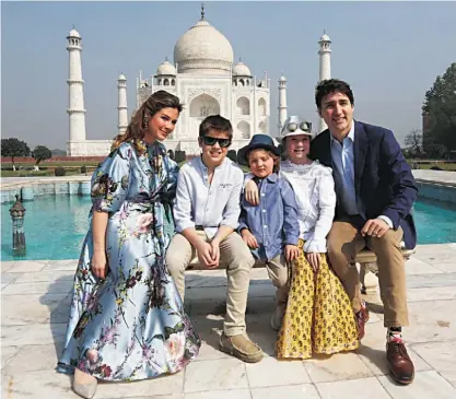  ??  ?? Trudeau posou com a família no Taj Mahal, mas não teve a companhia do líder do Uttar Pradesh