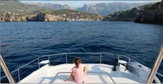  ??  ?? Notre catamaran de location à l’approche de la baie de Port de Soller, sur la côte ouest de Majorque. Une destinatio­n automnale qui ne manque pas d’attraits.