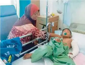  ?? NARWAWI
PIC BY MUHD HAFIS ?? Azizah Awang with her son, Muhd Qayyuum Sabri, at Sultanah Bahiyyah Hospital in Alor Star yesterday.