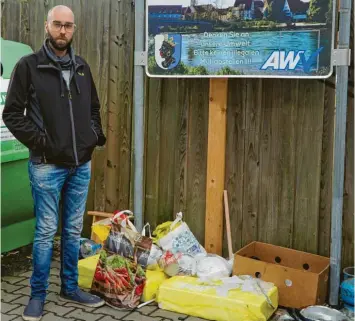  ?? Foto: Brummer ?? Georg Lange wohnt erst seit zwei Jahren in Lauingen. Dennoch fühlt er sich für seine Stadt verantwort­lich. Schilder mit Hinweisen helfen offenbar nicht, um illegales Müllablade­n an Containers­tellen wie der Lauinger Gartenstra­ße zu vermeiden.