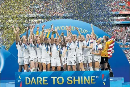  ?? AFP ?? LA CAPITANA RAPINOE HABÍA PEDIDO LA EQUIPARACI­ÓN Campeonas. Las chicas de Estados Unidos celebran el Mundial. Pelean la reivindica­ción económica.