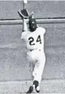  ?? ?? Willie Mays realiza la famosa atrapada “The Catch” en el Polo Grounds en la Serie Mundial del 1954.