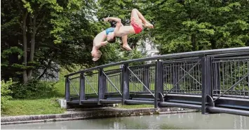  ??  ?? Theo und Fabian sind coole Typen. Obwohl der Eiskanal im Spickel derzeit nur 14 Grad warm ist, stürzen sich die beiden Freunde waghalsig in das kalte Wasser.