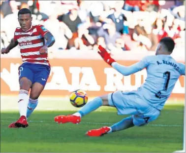  ??  ?? EL GRANADA APRIETA. Momento en que Machís anota el segundo gol del Granada.