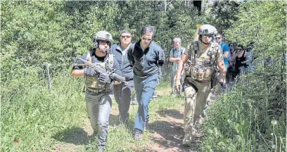  ?? Marcelo martínez / télam ?? El juez encabezó la visita, en plena montaña, con efectivos policiales armados