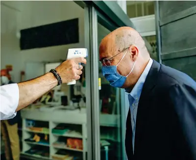  ??  ?? Lo scatto
Il presidente della Regione Lazio Nicola Zingaretti, 54 anni — fotografat­o mentre gli viene misurata la febbre per rispettare le misure anticorona­virus — ieri ha inaugurato i nuovi spazi di formazione profession­ale all’interno del Wegil, l’hub dedicato a mostre ed eventi: «Oggi facciamo un salto nel futuro», ha detto Zingaretti. Il segretario dem ha incalzato la maggioranz­a di governo ad agire e accelerare sulle riforme