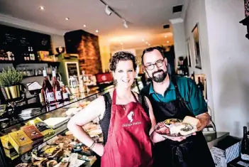  ?? RP-FOTO: ANDREAS BRETZ ?? Christine und Marcus Fleckenste­in setzen in ihrem Deli auf Vielfalt.