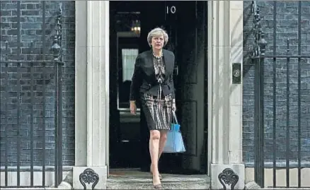  ?? PETER NICHOLLS / REUTERS ?? La ministra del Interior británica, Theresa May, saliendo ayer de una reunión del Gobierno