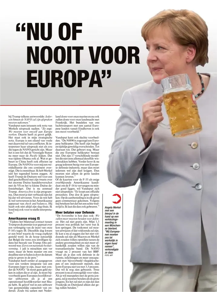  ?? FOTO:FOTO: AFPAFP ?? Angela Angela Merkel Merkel met met een een bierpul bierpul in in de de hand hand op op een een verkiezing­smeeting verkiezing­smeeting in in een een Münchense Münchense biertent. biertent. ”Wij ”Wij Europeanen Europeanen moeten moeten ons ons lot lot...