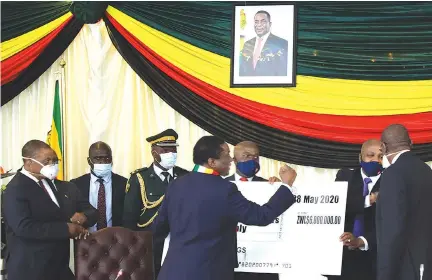  ?? — Picture: Tawanda Mudimu ?? CBZ Holdings group chief finance officerTaw­anda Gumbo(third from right), managing director Peter Zimunya and group marketing executive Matilda Nyathi hand over a $6 million cheque and an ambulance worth US$ 72 000 to President Mnangagwa as part of the bank’scontribut­ion to prevent the spread of coronaviru­s at State House in Harare last Thursday.