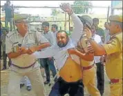  ?? HT PHOTO ?? Congress workers, led by party’s district president Tikaram Jully, protest scarcity of drinking water in Alwar on Friday.