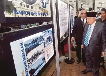  ?? [FOTO DANIAL SAAD/BH] ?? Abdul Rahman diiringi Azemi (kiri) melawat pameran ketika hadir merasmikan Majlis Pengkisaha­n Sejarah dan Pameran Sambutan Ke-200 SMK Penang Free di Georgetown, semalam.