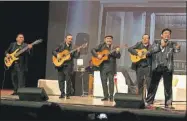  ?? ?? Los Juglares y Pierre David en “Juntos pero bien revueltos”, que se presentó anteanoche en esta ciudad y unió música y comedia