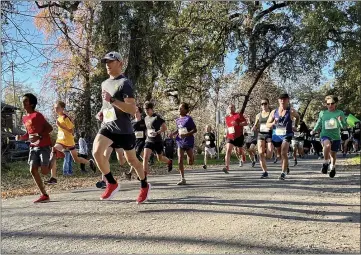  ?? PHOTOS BY REBEKAH LUDMAN - ENTERPRISE RECORD ?? Participan­ts running at Run For Food in Bidwell Park on Nov. 25.