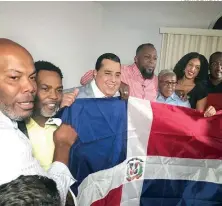  ?? FUENTE EXTERNA ?? Vladimir Guerrero, al centro, rodeado de familiares y amigos con la bandera.