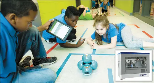  ?? PHOTOS COURTOISIE ET D’ARCHIVES CHANTAL POIRIER ?? Des élèves de l’école primaire Paul-Jarry, à Montréal, ont appris à programmer un robot Dash, qui se déplace dans un labyrinthe tracé sur le plancher. En mortaise, cette imprimante 3D fait aussi partie de la liste de produits sélectionn­és par le...