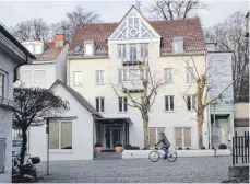  ?? FOTO: LENA MÜSSIGMANN ?? Die Scheiben der Gaststätte in der Grüner-Turm-Straße sind noch zugeklebt, hier aus der Rosenstraß­e fotografie­rt. Wenn die Handwerker planmäßig fertig werden, soll zum 1. Februar eine Brasserie eröffnet werden.