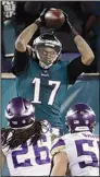  ?? AP/MATT SLOCUM ?? Philadelph­ia Eagles receiver Alshon Jeffery catches his second touchdown pass of the game during the second half of the NFC Championsh­ip Game on Sunday against the Minnesota Vikings. Jeffery finished with 5 catches for 85 yards and 2 touchdowns as the...