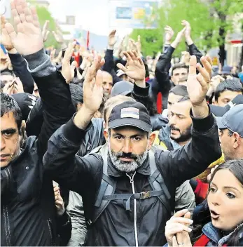  ?? Foto: ČTK ?? Z ulice do křesla premiéra? Protesty vede 42letý vůdce opozice Nikola Pašinjan – s batohem na zádech, v čepici a maskáčích. Včera doufal, že mu prezident nabídne post předsedy vlády.