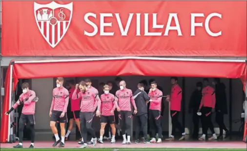  ??  ?? Los jugadores del Sevilla saltan al campo para realizar el último entrenamie­nto antes del partido.
