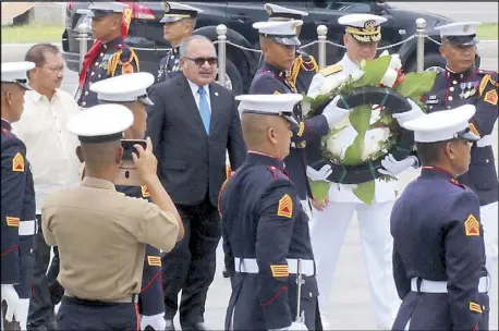  ?? EDD GUMBAN ?? Visiting Papua New Guinea Prime Minister Peter O’Neill is accompanie­d by Agricultur­e Secretary Manny Piñol during a wreath-laying ceremony at the Rizal monument in Manila yesterday.