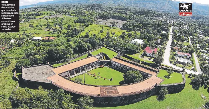  ??  ?? DRON Vista tomada desde el aire, que muestra la fortaleza en toda su extensión. Al lado se encuentra un área que en su día albergó viviendas.