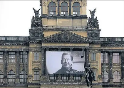  ?? ROMANA VONDROUS / AP ?? Retrato de Václav Havel con la frase “Havel para siempre” en la fachada del Museo Nacional de Praga