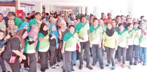  ??  ?? DR.Yogendran bersama warga hospital sejurus melancarka­n Program Gotong Royong Perdana EKSA tahun 2018.