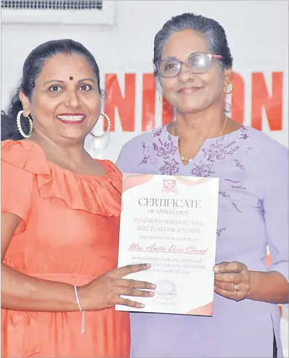  ?? Picture: ELIKI NUKUTABU ?? Vunimono High School manager Arita Sarup presents Anita Devi Chand her certificat­e during their awards night.