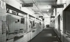  ??  ?? 37 Verkaufsbo­xen für Metzger wurden 1930 in die ehemalige Tabak‰lagerhalle ein‰ gebaut – die Fleischhal­le entstand.