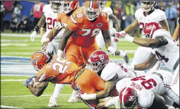  ?? SCOTT CUNNINGHAM / GETTY IMAGES ?? Defensive lineman Jonathan Allen leads Alabama in quarterbac­k hurries (15), shares the team leads in sacks (8.5) and has 13 tackles for loss.