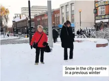  ??  ?? Snow in the city centre in a previous winter