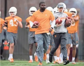  ?? CAITIE MCMEKIN/NEWS SENTINEL ?? Defensive coordinato­r Derrick Ansley is waiving a potential bonus if the Vols make it to a bowl game.