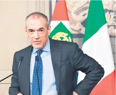  ??  ?? CARGO Carlo Cottarelli, exfunciona­rio del Fondo Monetario Internacio­nal (FMI), funge como primer ministro de Italia.