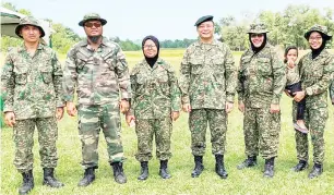  ??  ?? ISMAIL (tiga kanan) bersama guru-guru PKBM SMK Labuan.