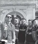  ??  ?? Tifozët shqiptarë “pushtojnë” Palermon pak orë para ndeshjes