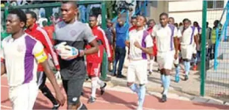  ??  ?? Gabros FC players streaming into the pitch against Rangers at Nnewi