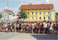  ??  ?? Wer auf das Festivalge­lände will, braucht Geduld: Am reicht die Menschensc­hlange bis zur Gögginger Brücke. Nachmittag