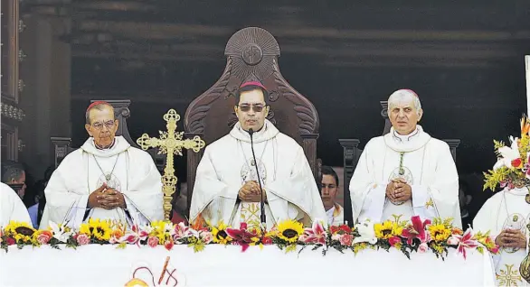  ??  ?? Llamado. La Iglesia católica dedicó este año la fiesta al Divino Salvador del Mundo al tema de la reconcilia­ción del país, a través de la justicia y la verdad.