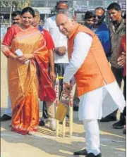  ?? SUBHANKAR CHAKRABORT­Y/HT ?? ▪ UP minister Ashutosh Tandon plays a shot at the opening ceremony of Lucknow Premier League on Thursday.