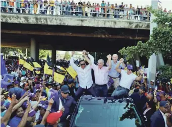  ??  ?? Gonzalo Castillo durante su recorrido ayer por comunidade­s de la provincia Santiago