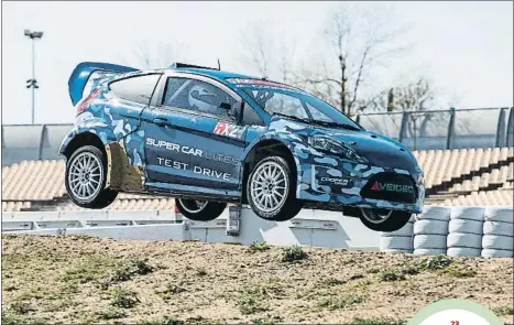  ?? CÉSAR RANGEL ?? Els cotxes de ral·licròs volen fins a 23 metres en el salt del Circuit; a la imatge, l’RX2 de Brooke amb el cronista de
passatger