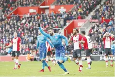  ?? — AFP photo ?? Arsenal’s French striker Olivier Giroud celebrates scoring the team’s first goal during the English Premier League football match between Southampto­n and Arsenal at St Mary’s Stadium in Southampto­n, southern England on December 10, 2017.