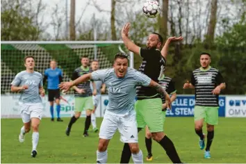  ?? Fotos: Hochgemuth/ Fischer ?? Der FC Stätzling muss am Samstag ohne Stefan Reinthaler (Mitte) auskommen. Der ist noch gesperrt. Das Team erwartet zu Hause einen sehr starken Gegner: Tabellenfü­hrer VfB Durach.