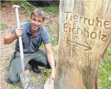  ?? FOTO: MANFRED EHRLE ?? Letzte Vorbereitu­ng auf dem Waldgrunds­tück der „Tierruhe Eichholz“in Iglerberg: Florian Tauch möchte den neuen Tierfriedw­ald ganz naturnah aufbauen.