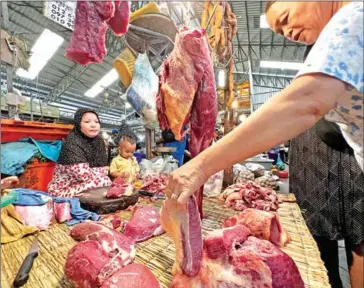  ?? HONG MENEA ?? Meat vendors at Chroy Changvar market in Phnom Penh’s Chroy Changvar district on January 5.