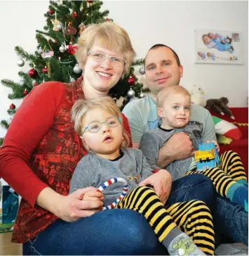  ?? Foto: Michael Hochgemuth ?? Bärbel Köhler, die Sohn Peter auf ihrem Schoß hat, und Mann Maciek mit Thomas haben die Weihnachts­feiertage gemeinsam genossen. Im vergangene­n Jahr war daran noch nicht zu denken.