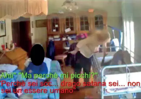  ??  ?? Un frame del video diffuso dalla Polizia di Stato che ha contribuit­o ad incastrare la badante, ripresa mentre maltrattav­a e insultava gli anziani